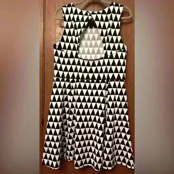 H&M Triangle Geometric Print B+W Fit and Flare - Size L - Picture 4 of 7